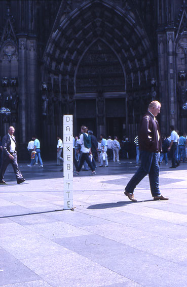 Geldsammeln vor Kölner Dom